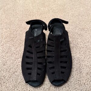 Gently worn, Munro Abby Black Cutout Peep-Toe heel Strap Sandals.